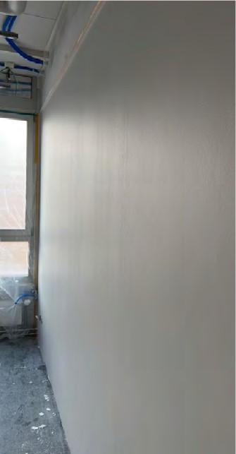 Observée avec un angle très plat et en contrejour total, même une peinture murale mate appliquée sur une surface lisse peut paraître brillante, voire laisser apparaître des marques de rouleau.